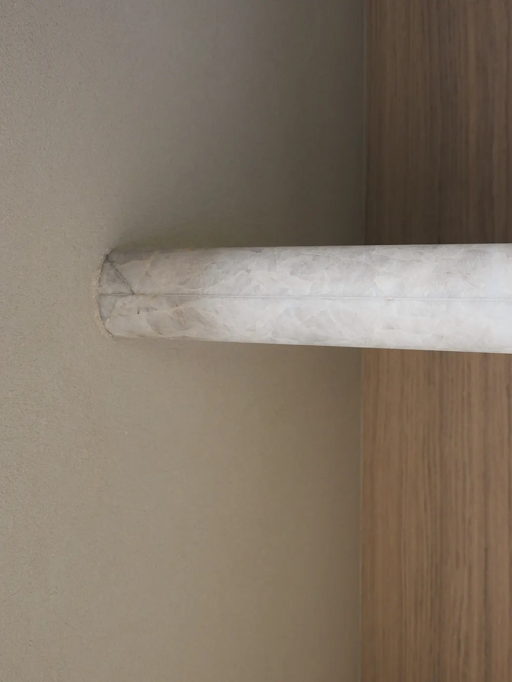 Decoratieve microcementafwerking met houtaccent