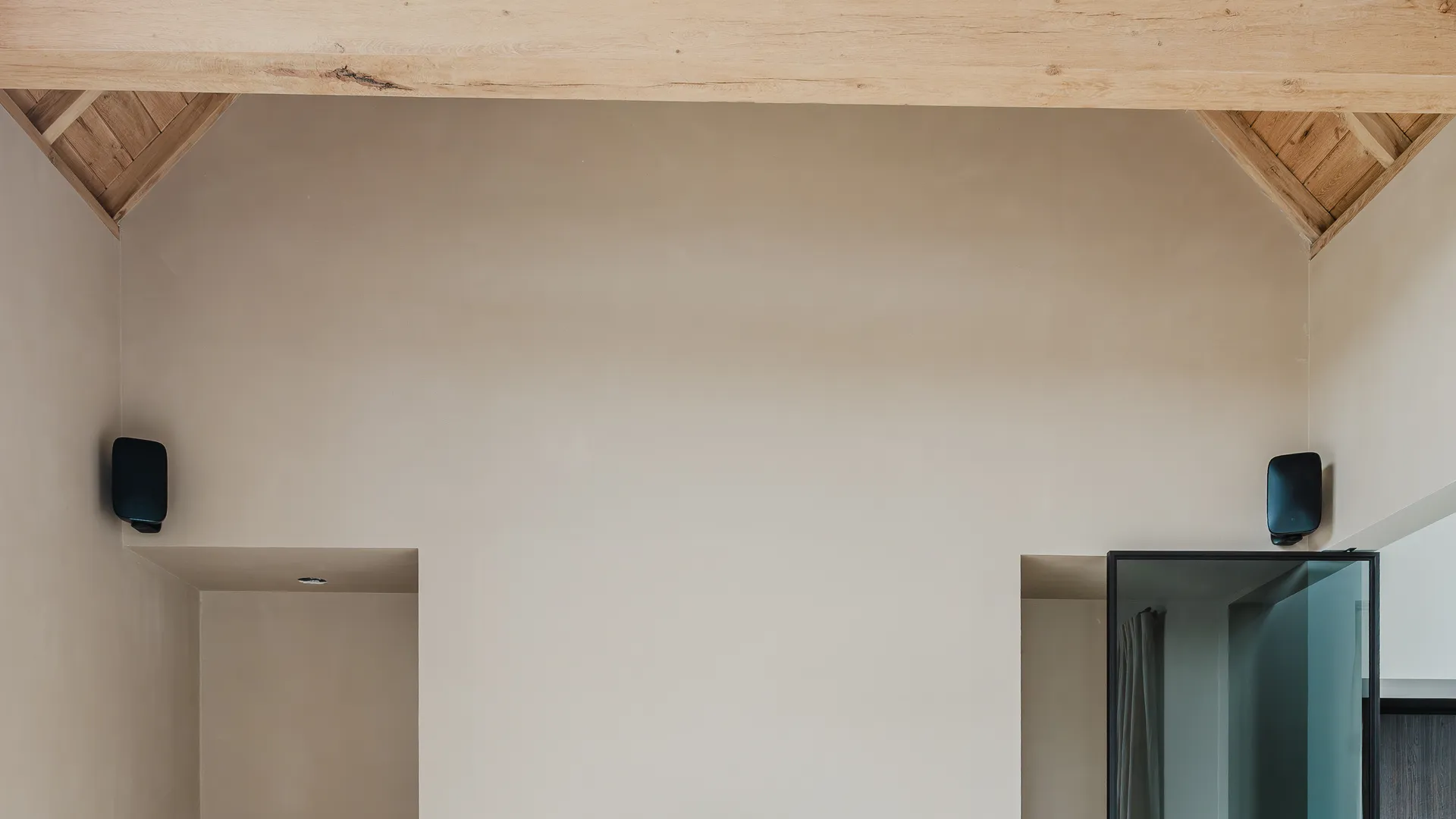 Totaalrenovatie met houten spanten en strakke afwerking