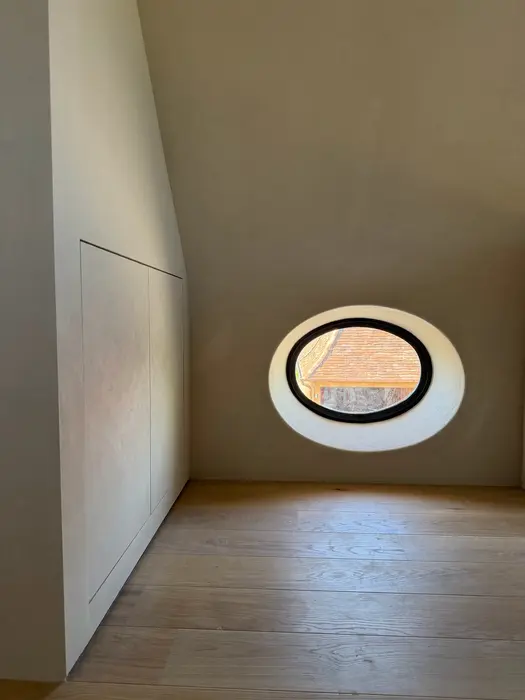 Intérieur avec niche de fenêtre arrondie à la finition sans joints