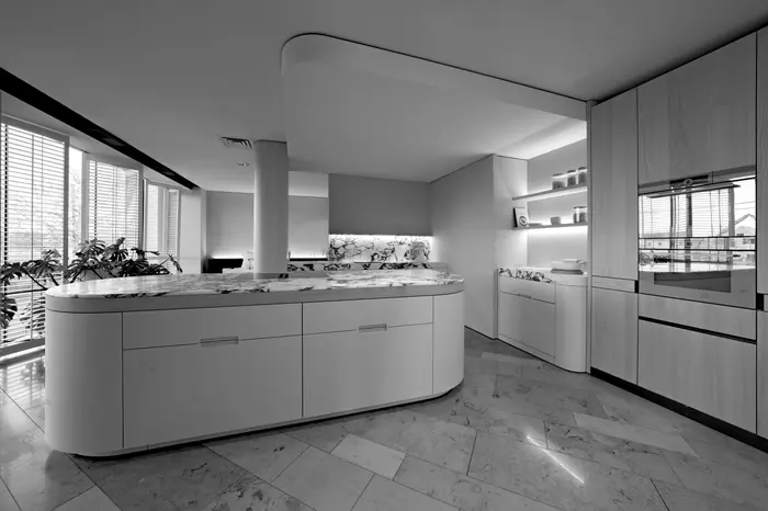 Kitchen display with seamlessly finished walls — Luxhome showroom