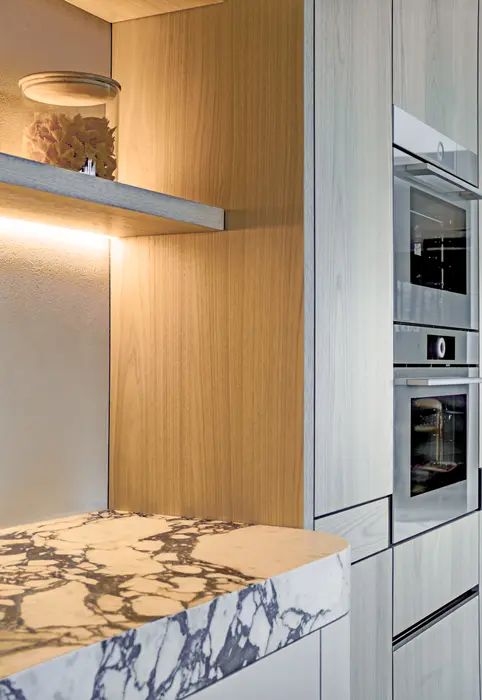 Maatwerkkeuken met marmeren werkblad — showroom Luxhome