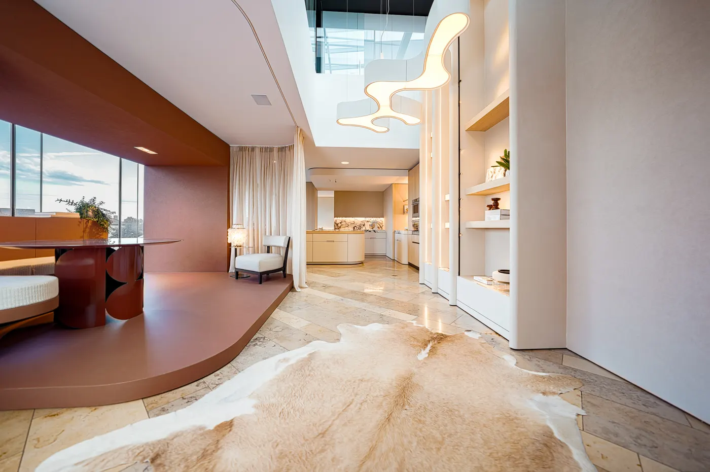 Showroom Luxhome met marmeren vloer en maatwerk podium