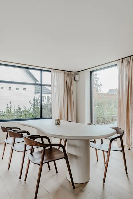 Eetkamer met verfijnd schilderwerk tot in de hoeken