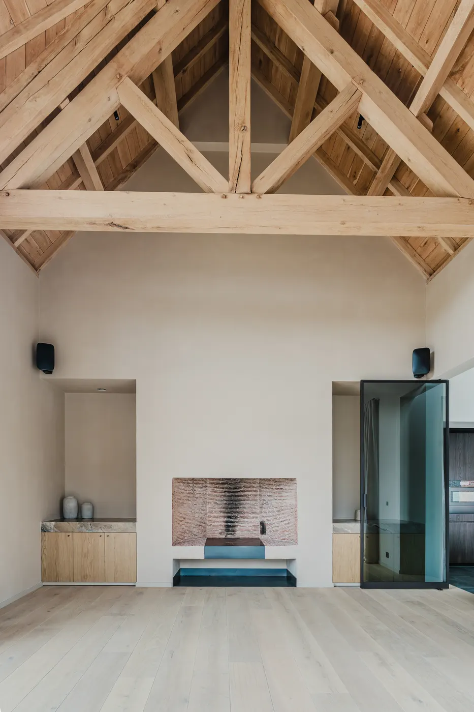 Leefruimte met houten spanten en strakke afwerking — totaalproject Wannegem