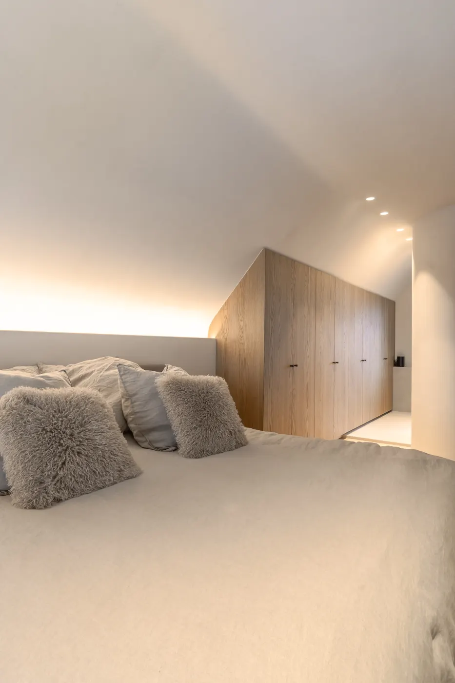 Slaapkamer onder hellend dak — project Wannegem